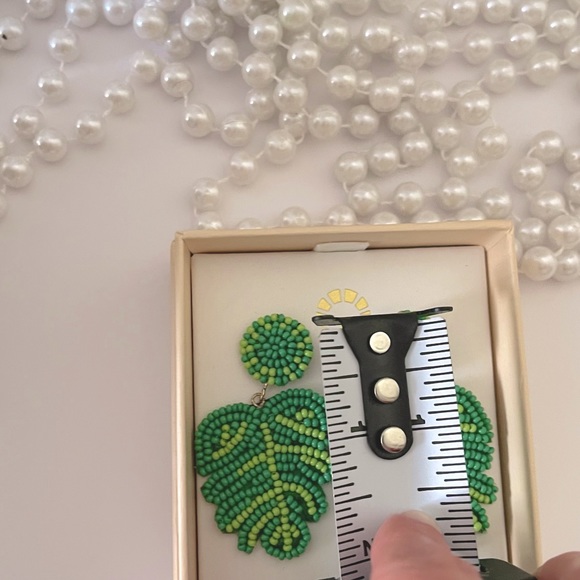 NWT Green Hand Beaded Leaf Drop Earrings - Picture 5 of 5